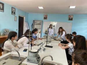 Read more about the article Mingəçevir məktəbliləri MDU-nun laboratoriyalarında təcrübə prosesini izləyiblər